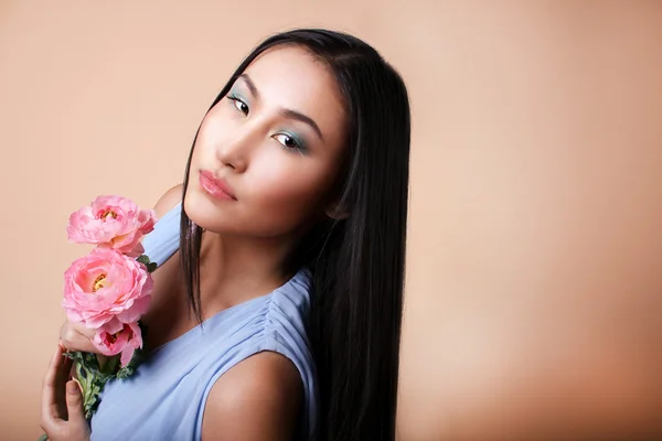 Πορτρέτο Ασιατισα νεαρής γυναίκας με λουλούδι σε ροζ χρώμα — Φωτογραφία Αρχείου